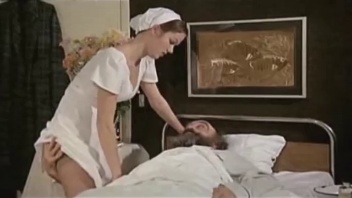 Enfermeras traviesas y sensuales en una escena de porno retro