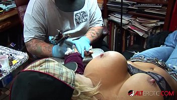 Shyla Stylez e i suoi tatuaggi in una gang bang hardcore