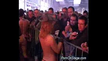 Zorra francesa se masturba en el escenario con un consolador