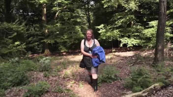 Milf Annette et son gros gode en forêt