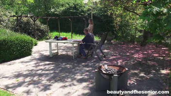 Un après-midi coquin dans le jardin : Le grand-père et la jeune femme assouvissent leurs désirs