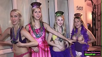 Femmes lesbiennes et jeunes filles sexy en fête libertine