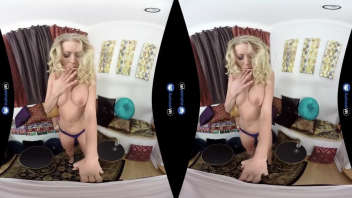 Blonde forte poitrine en réalité virtuelle