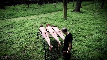 Tre schiavi sottomessi in un BDSM estremo
