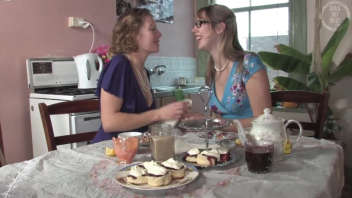 Couple lesbien dans la cuisine