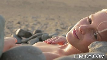 Vidéos pour adultes : Jeunes femmes nues et sextoys