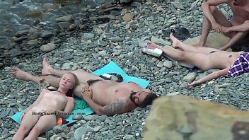 Nudistes européens dans une scène hardcore