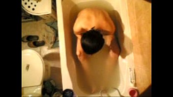 Donna pelosa in una vasca da bagno