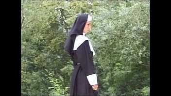 Deux nonnes asiatiques brunes et sexy dans des scènes de sexe en groupe et de blowjob
