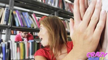 Glatthaarige Studentin in der Bibliothek gefickt