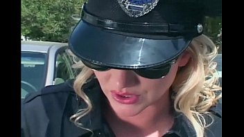 Femmes flics sexy et dominantes en uniforme