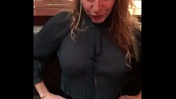 Blonde mariée s'offre dans un restaurant