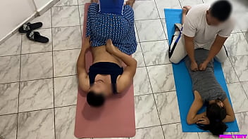 Mari et femme dans une scène hardcore de massage