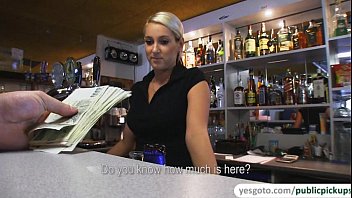 Femme Asiatique Baisée Dans Un Bar