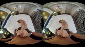 Brooke Banner se livre dans des poses érotiques en réalité virtuelle