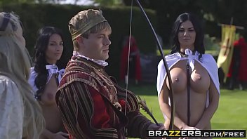 Brazzers - Parodia X de Juego de Tronos: Luna, una morena sensual y sus dos compinches