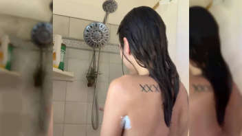 Vidéo exclusive : Lana Rhoades dans son bain moussant