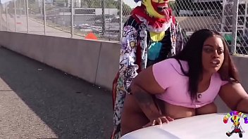 Clown birichino e sottomesso sull'autostrada
