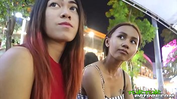 Chica tailandesa de 18 anos con culo de burbuja monta un tuktuk en Bangkok