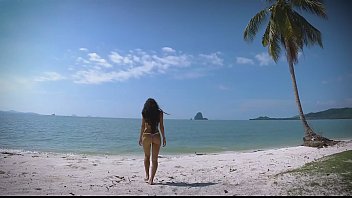 Micro Bikini : Deux françaises irrésistibles sur une plage