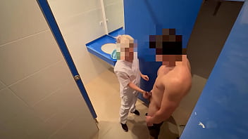 Femme de ménage surprise en pleine branlette