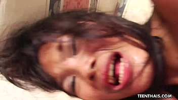 Chica tailandesa sometida a una intensa follada anal