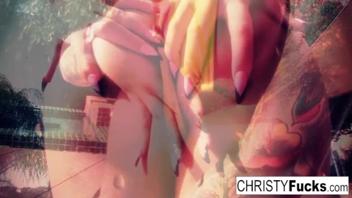 Christy, mujer tatuada y sensual: accion caliente en video