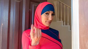 Le landlord et la locataire en hijab