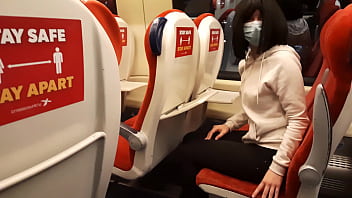 Bite en public : MILFs étrangères dans des trains