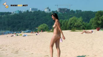 Nudistas encantadores en una playa nudista real