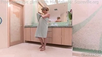 Douche torride avec Mia Malkova et deux hommes