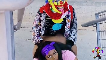 Juicy Tee y Gibby The Clown: una impresionante escena de sexo en publico