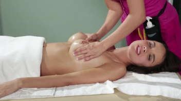 Blonde masseuse donne un massage à une brune