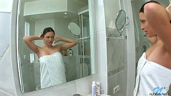 Masturbation lesbienne dans la salle de bain