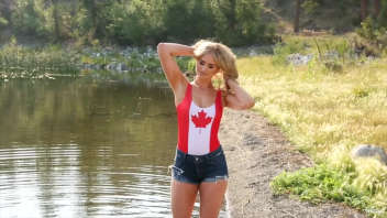 Belleza del lago canadiense: una chica impresionante en traje de bao Maple Leaf