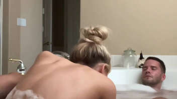 Scène érotique privée dans une baignoire : Belle blonde et son compagnon sur OnlyFans