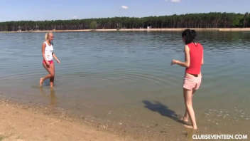 Dos adolescentes se divierten en la playa.