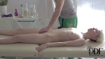 Massages érotiques extrêmes : Mirta apprécie les massages !