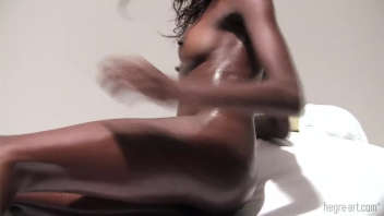 Femme noire reçoit un massage
