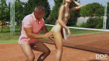 Belle bionde in abiti sexy giocano a tennis erotico