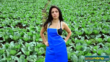 Latina pulpeuse et agricultrice se fait repérer pour un plan à trois