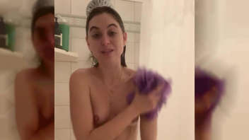 Riley Reid dans une Douche Sensuelle