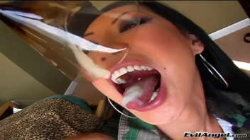 Asiatin bietet tiefen Blowjob an