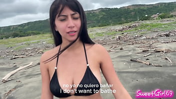 Scopata porno latina in spiaggia