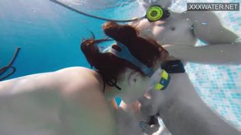 Clip lesbica di una creatura estrema in uno spettacolo subacqueo