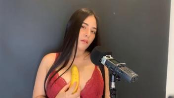 ASMR Wan Chupando un Platano desnuda