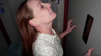 Faith sorprende la notte al Gloryhole: suzione e penetrazione intense!