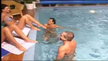 Quatre amis s'amusent à la piscine