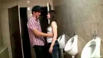 Intrigantes scènes de baiser surprises dans les WC
