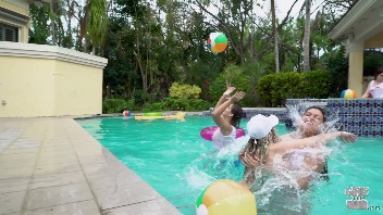 Débauche féminine à la piscine: Hardcore sex party